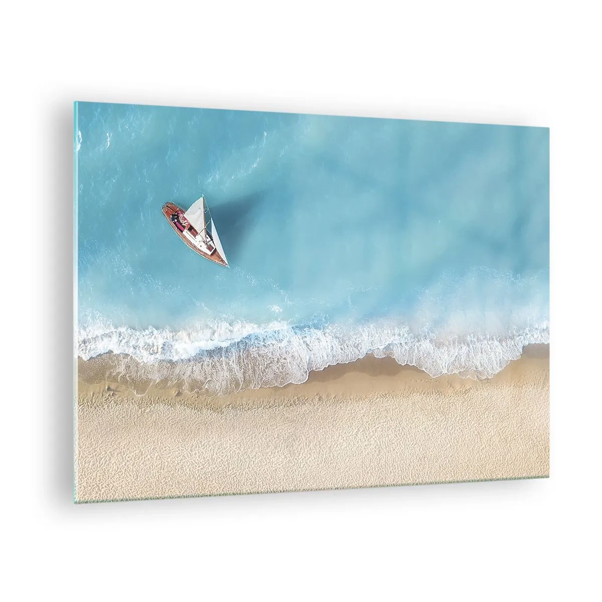 Üveg kép - Egy vitorlás az azúrkék tengeren, egy homokos strand mellett - 70x50cm - A kék és az arany határán - Modern fali dekoráció nappalihoz és hálószobához ARTTOR