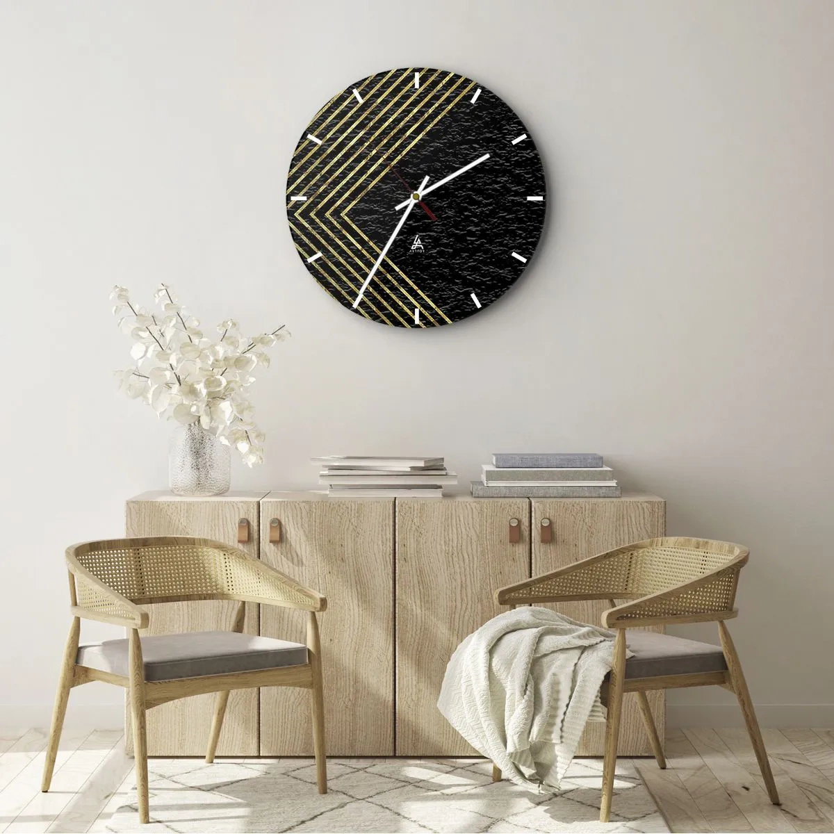 Falióra, Óra - Arany vonalak alkotnak rombuszt fekete háttéren - 30x30cm - Geometria glamour stílusban - Modern fali dekoráció nappalihoz, konyhához és hálószobához ARTTOR