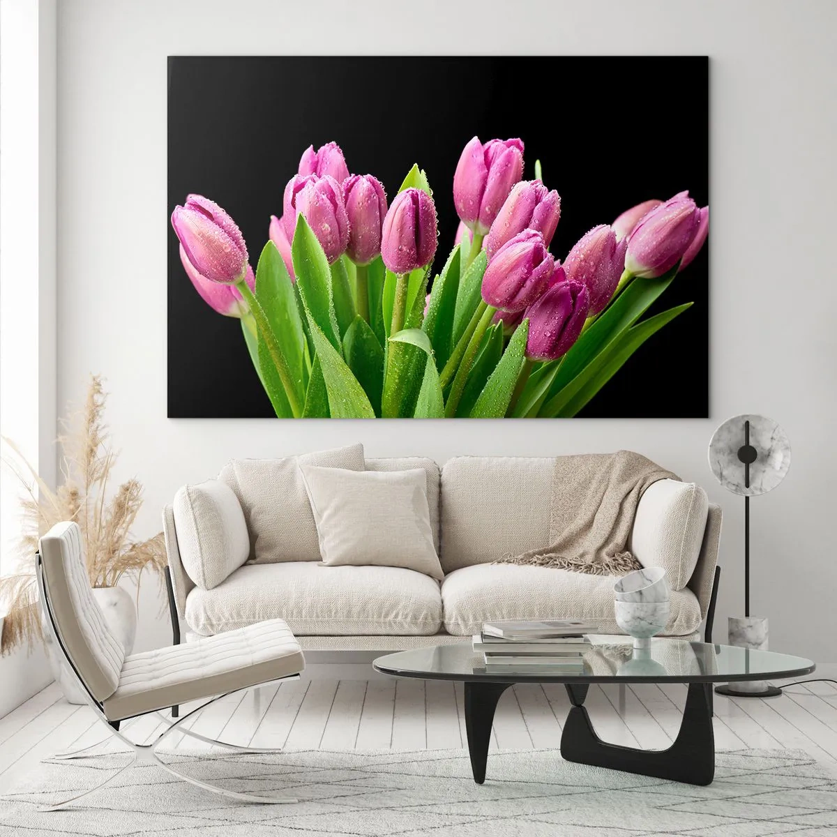 Üveg kép - Egy csokor rózsaszín tulipán, vízcseppekkel borítva, fekete alapon. - 70x50cm - Lila tavaszi öröm - Modern fali dekoráció nappalihoz és hálószobához ARTTOR
