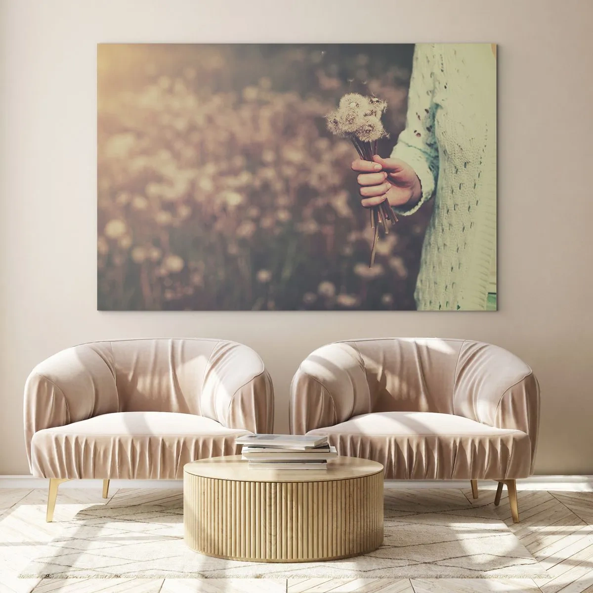 Üveg kép - Egy kéz, amely egy pitypangcsokrot tart egy elmosódott mező előtt - 70x50cm - Kérem, állítsd meg őket - Modern fali dekoráció nappalihoz és hálószobához ARTTOR