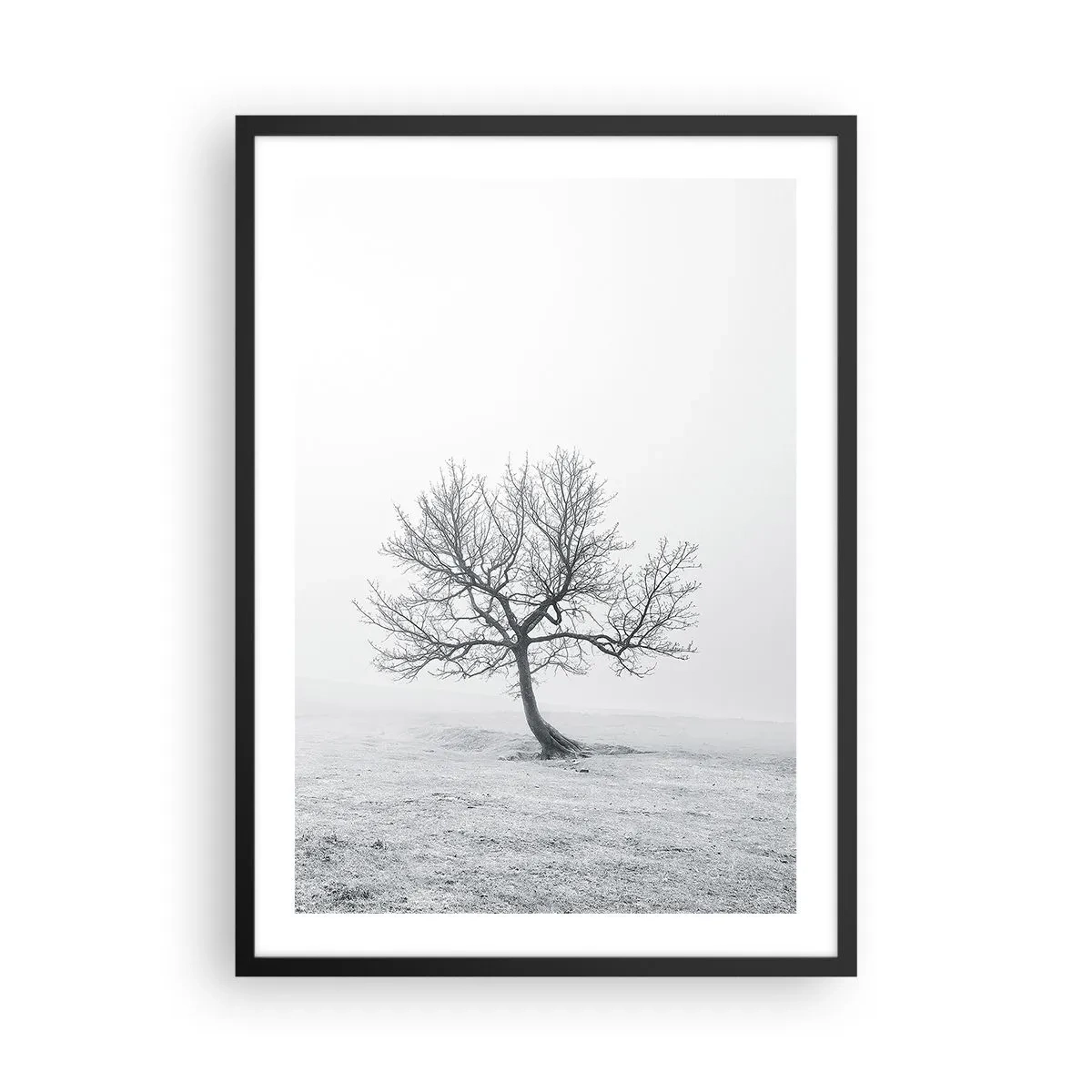 Poszter fehér keretben - Minimalista tájkép egy magányos fával téli környezetben. - 50x70cm - A semmi ellen - Modern fali dekoráció nappalihoz és hálószobához ARTTOR