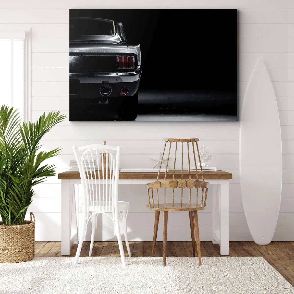 Vászonkép - Egy klasszikus autó hátuljáról készült fekete-fehér kép sötét háttér előtt. - 70x50cm - Klasszikus báj - Modern fali dekoráció nappalihoz és hálószobához ARTTOR