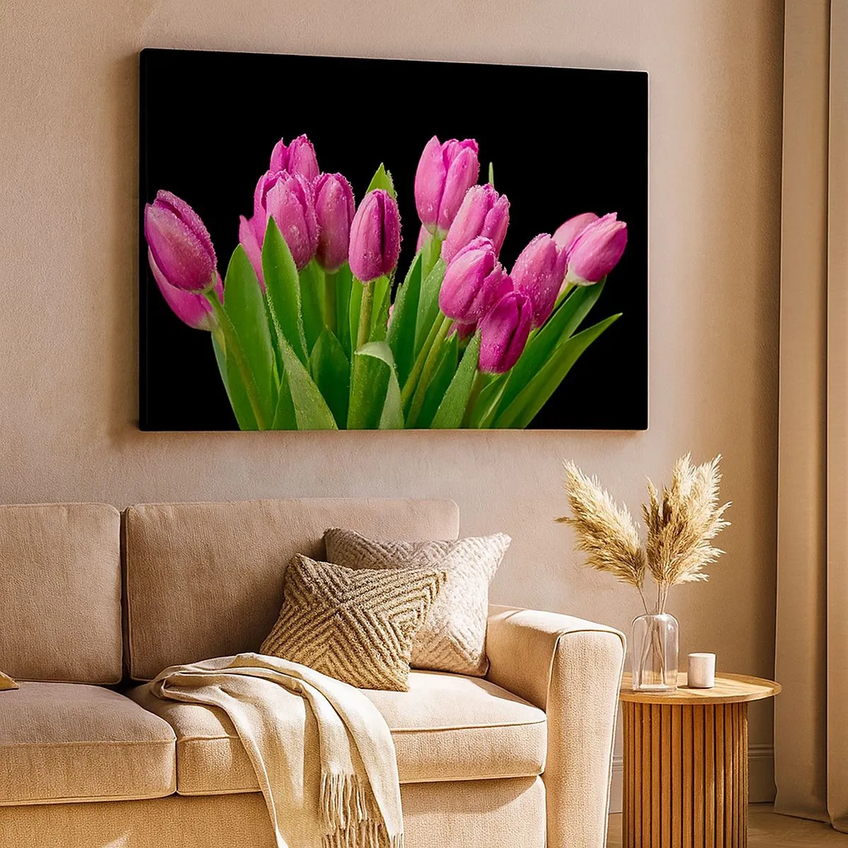 Vászonkép - Rózsaszín tulipánok harmatcseppekkel fekete alapon - 70x50cm - Lila tavaszi öröm - Modern fali dekoráció nappalihoz és hálószobához ARTTOR