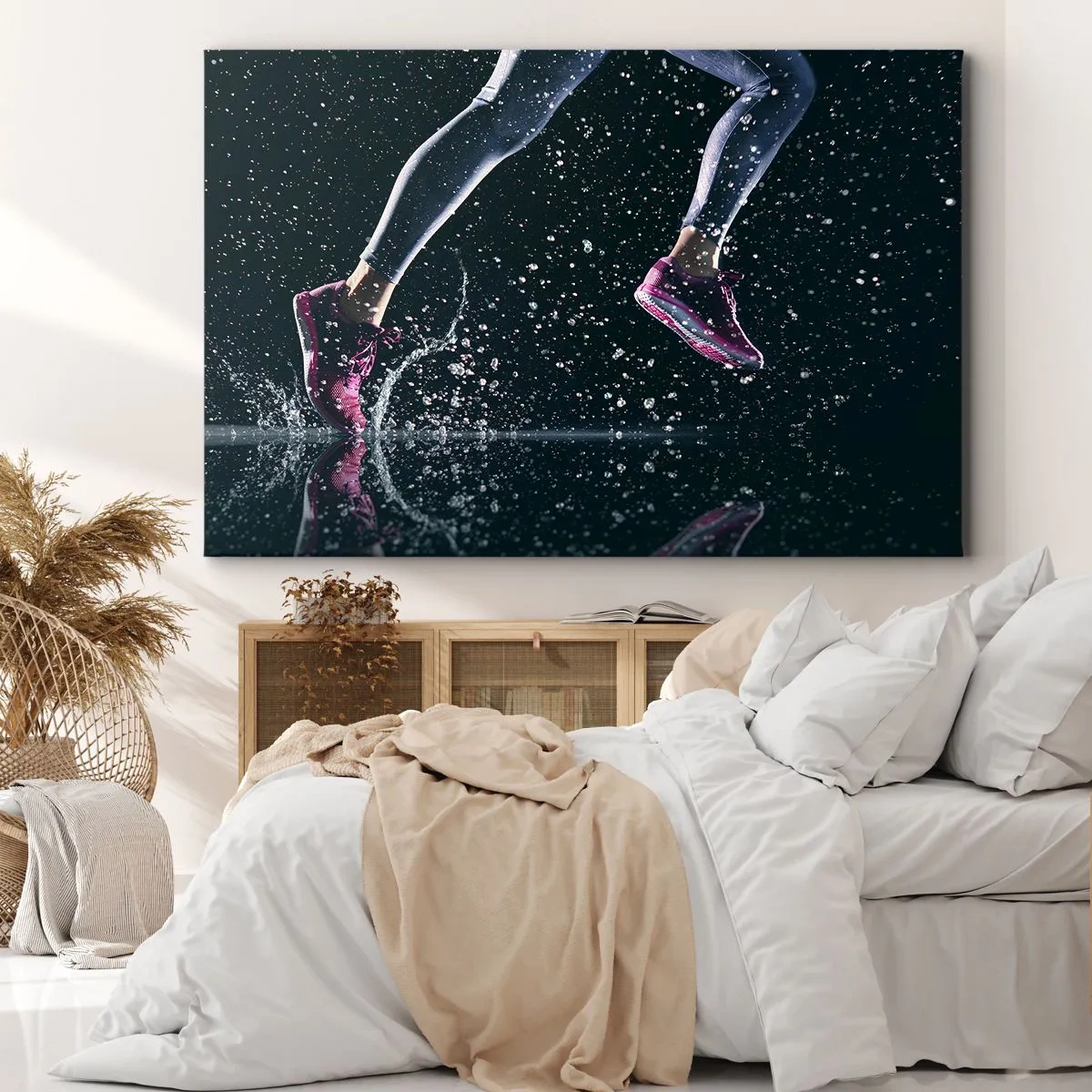 Vászonkép - Dinamikus felvétel egy futásról esőben, fekete háttér előtt - 70x50cm - Amennyi erő van a lábakban - Modern fali dekoráció nappalihoz és hálószobához ARTTOR