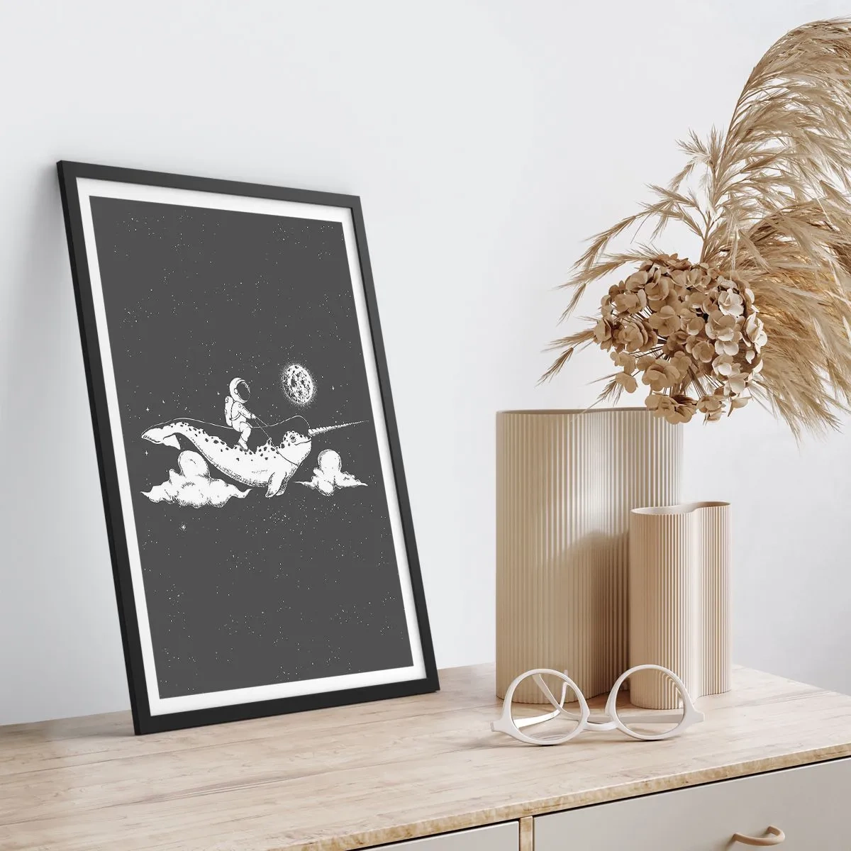 Poszter fehér keretben - Űrhajós egy narvál hátán az űrben - 50x70cm - Űrlovas - Modern fali dekoráció nappalihoz és hálószobához ARTTOR
