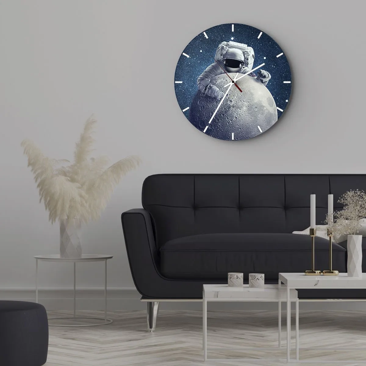 Falióra, Óra - Űrhajós tartja a Holdat az űr hátterében - 30x30cm - Űrjoker - Modern fali dekoráció nappalihoz, konyhához és hálószobához ARTTOR