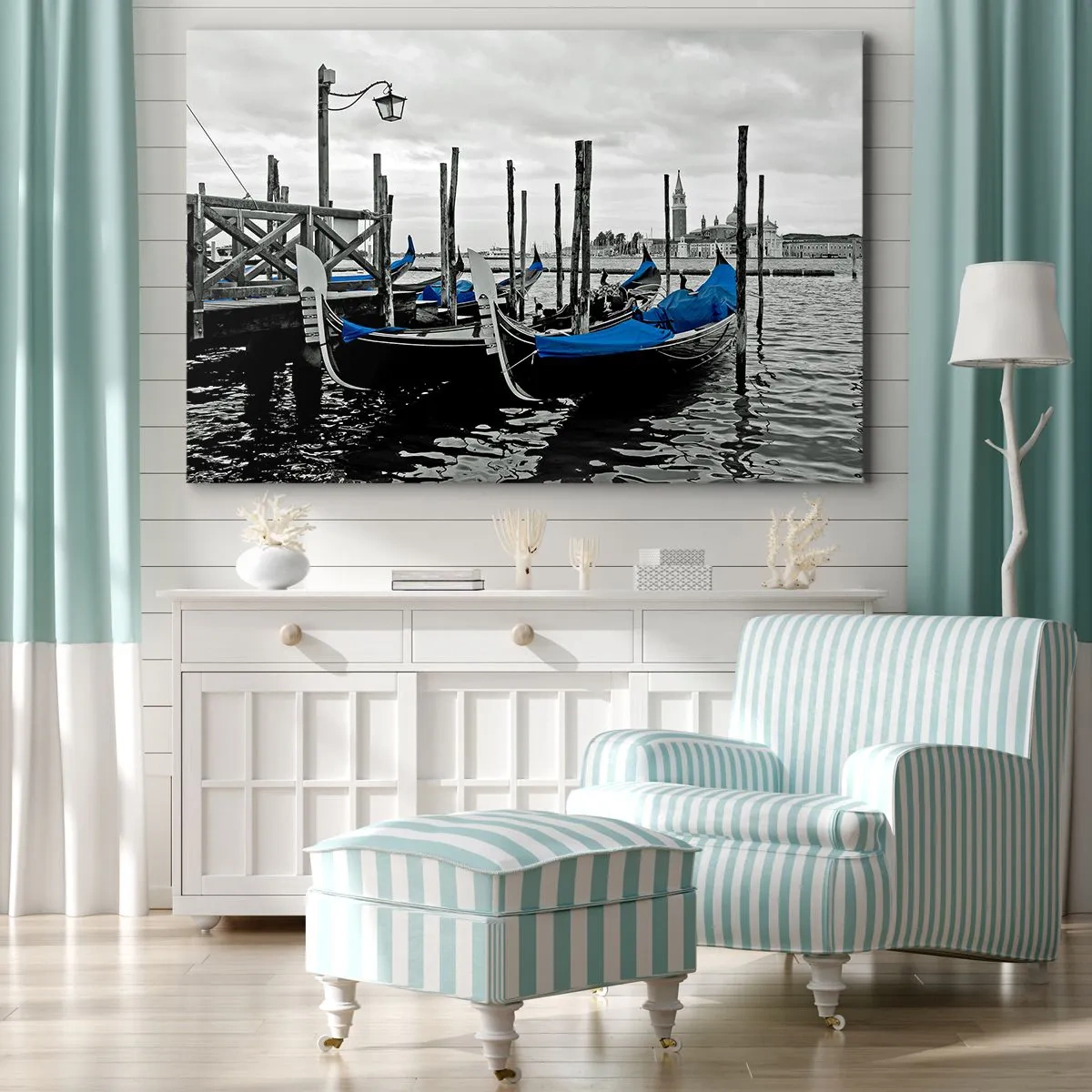 Vászonkép - Gondolák Velencében kék borítással - 70x50cm - Gondolkodó Velence - Modern fali dekoráció nappalihoz és hálószobához ARTTOR
