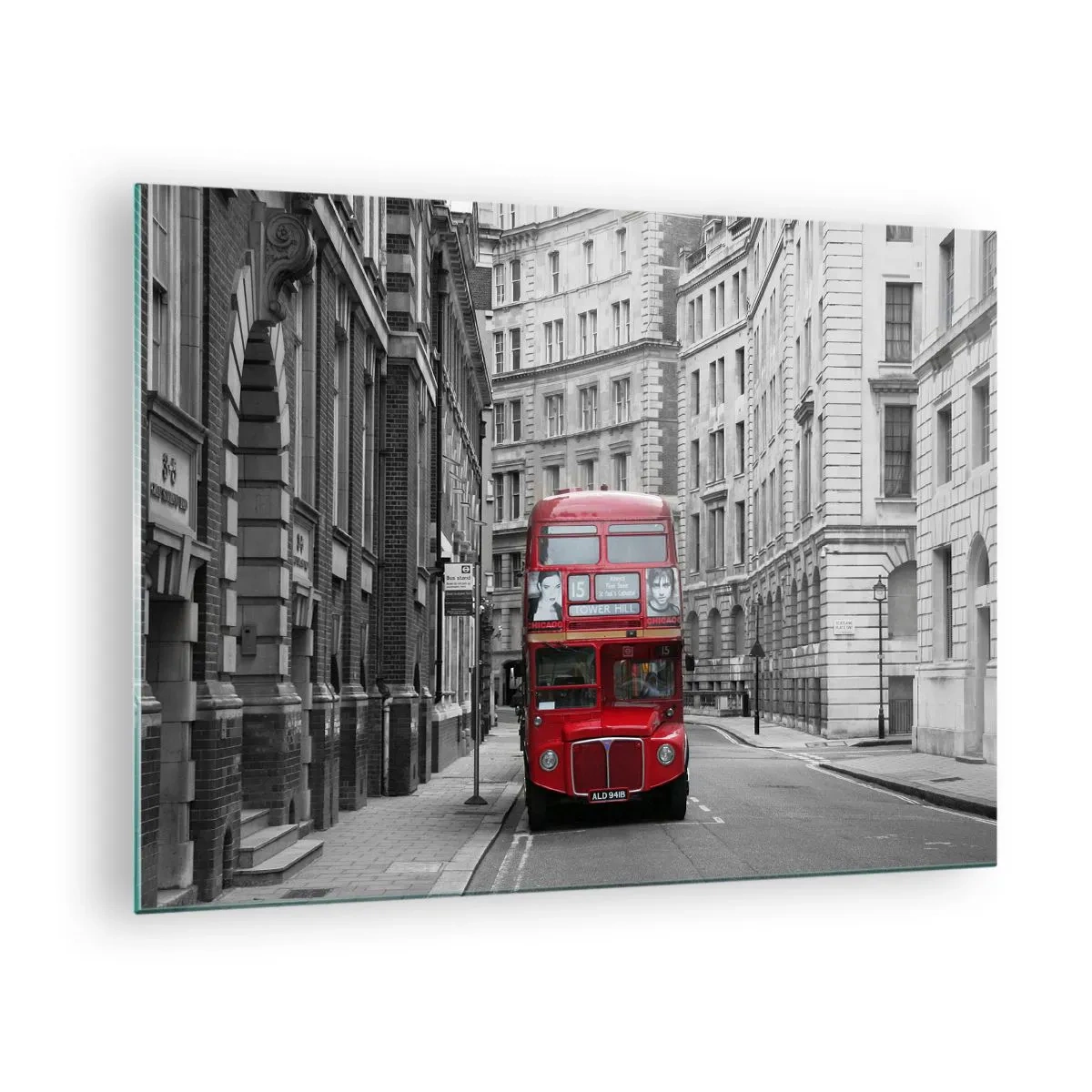 Üveg kép - Egy piros busz a monokróm városi utcák között - 70x50cm - A mindennapi életnek nem kell szürkének lennie - Modern fali dekoráció nappalihoz és hálószobához ARTTOR