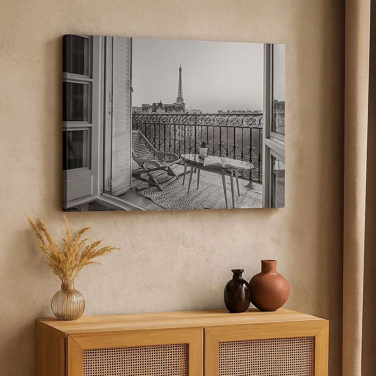 Vászonkép - Kilátás az Eiffel-toronyra a nyugágyakkal és asztallal ellátott erkélyről - 70x50cm - Párizsi délután - Modern fali dekoráció nappalihoz és hálószobához ARTTOR