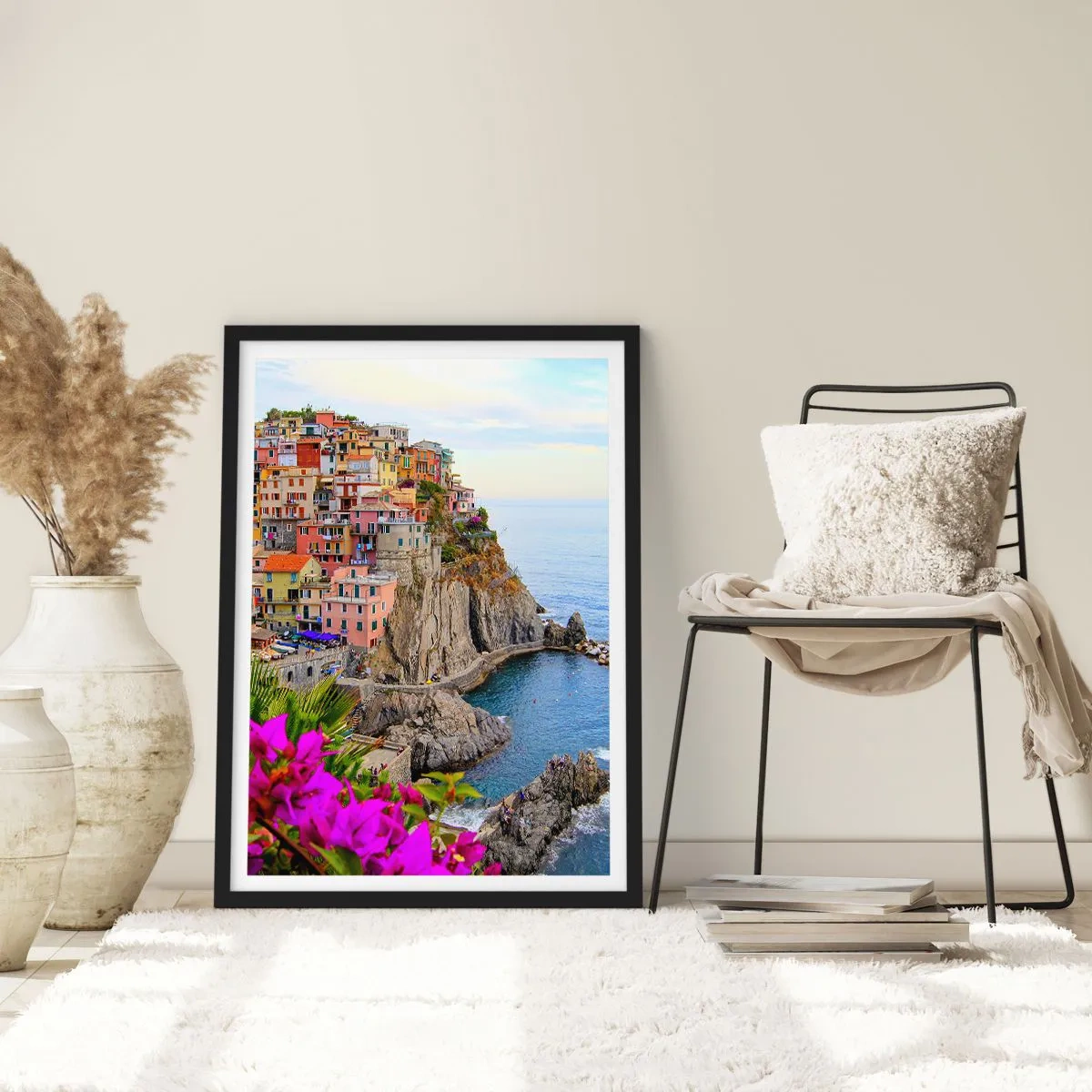 Poszter fehér keretben - Színes épületek látványa egy sziklán a tenger felett - 50x70cm - Nevető város - Modern fali dekoráció nappalihoz és hálószobához ARTTOR