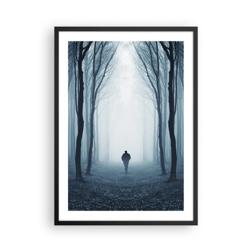 Poszter fehér keretben - Egy férfi egy ködös erdőben, fákkal körülvéve - 50x70cm - És minden egyszerű és világos - Modern fali dekoráció nappalihoz és hálószobához ARTTOR