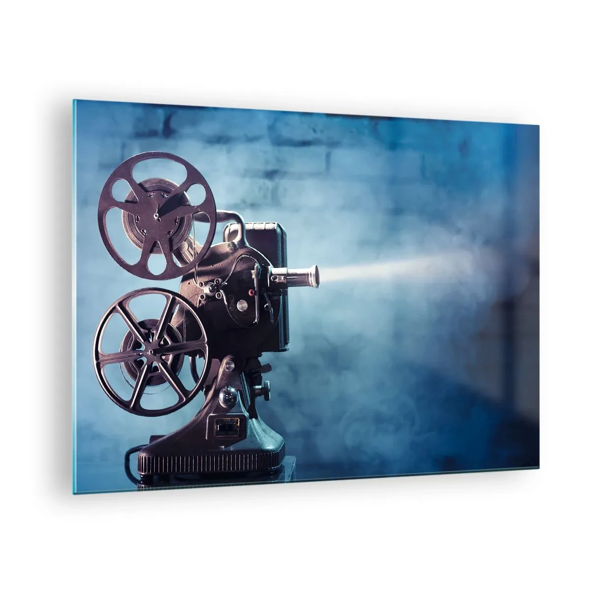 Üveg kép - Egy retró stílusú filmfelvevőgép egy kék falnak - 70x50cm - A régi moziban - Modern fali dekoráció nappalihoz és hálószobához ARTTOR