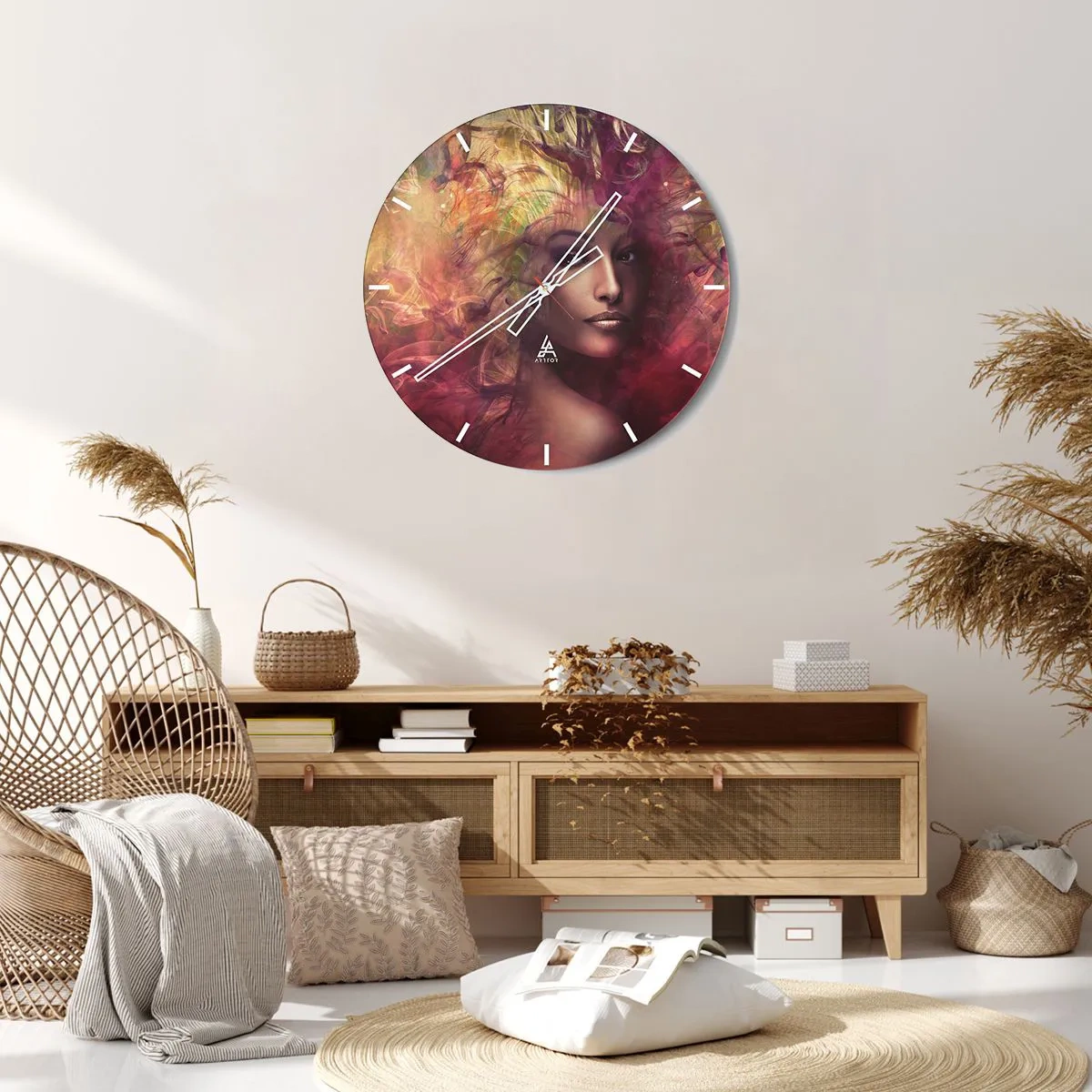 Falióra, Óra - Portré egy nőről, intenzív színes köddel a háttérben - 30x30cm - Itt vagyok! - Modern fali dekoráció nappalihoz, konyhához és hálószobához ARTTOR