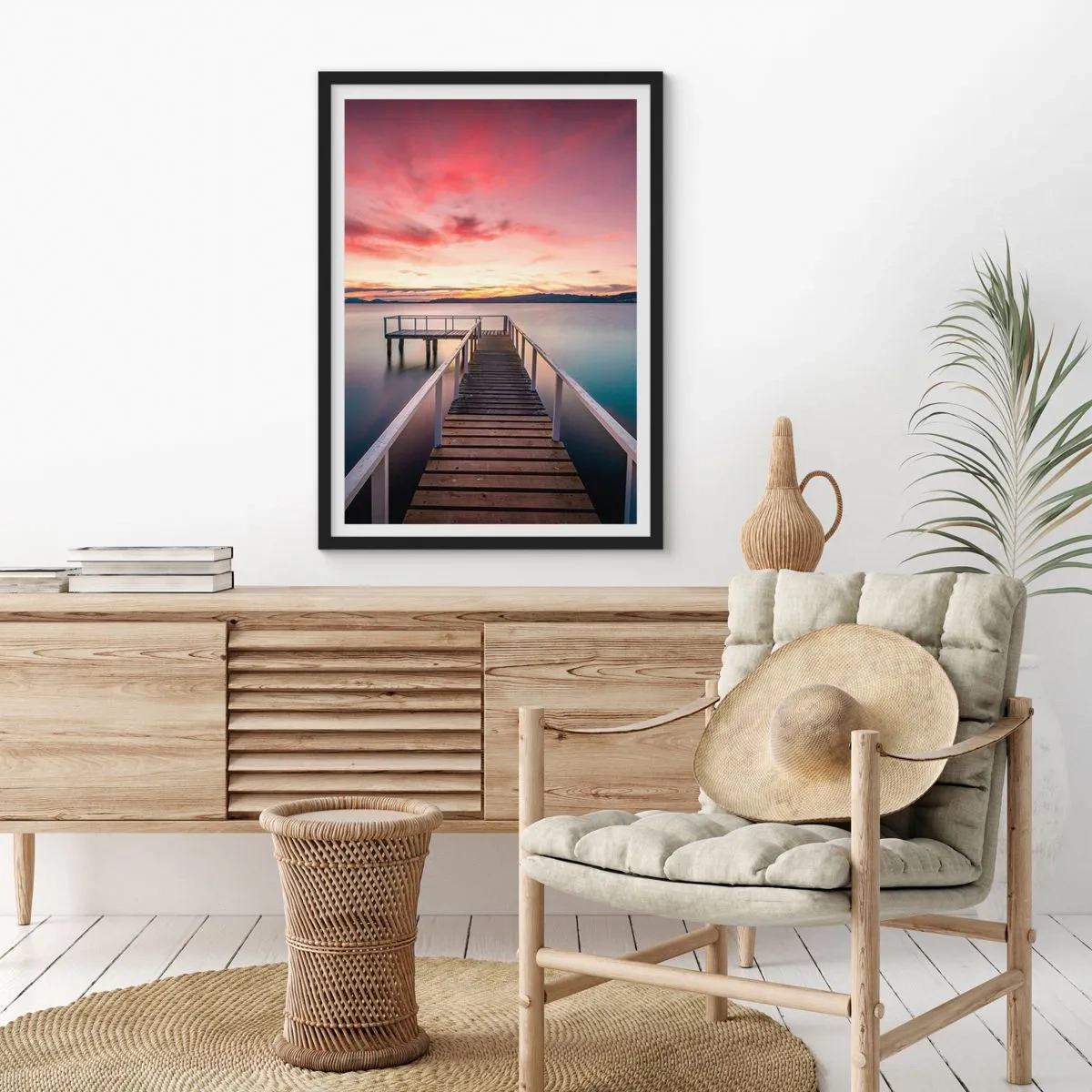 Poszter fehér keretben - Egy móló a tavon a lenyugvó nap fényében - 50x70cm - Az este szelíd lángja - Modern fali dekoráció nappalihoz és hálószobához ARTTOR