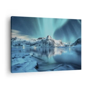 Vászonkép - Aurora Borealis hófödte hegyek és egy tó felett - 70x50cm - Fénynek az éjszakában - Modern fali dekoráció nappalihoz és hálószobához ARTTOR