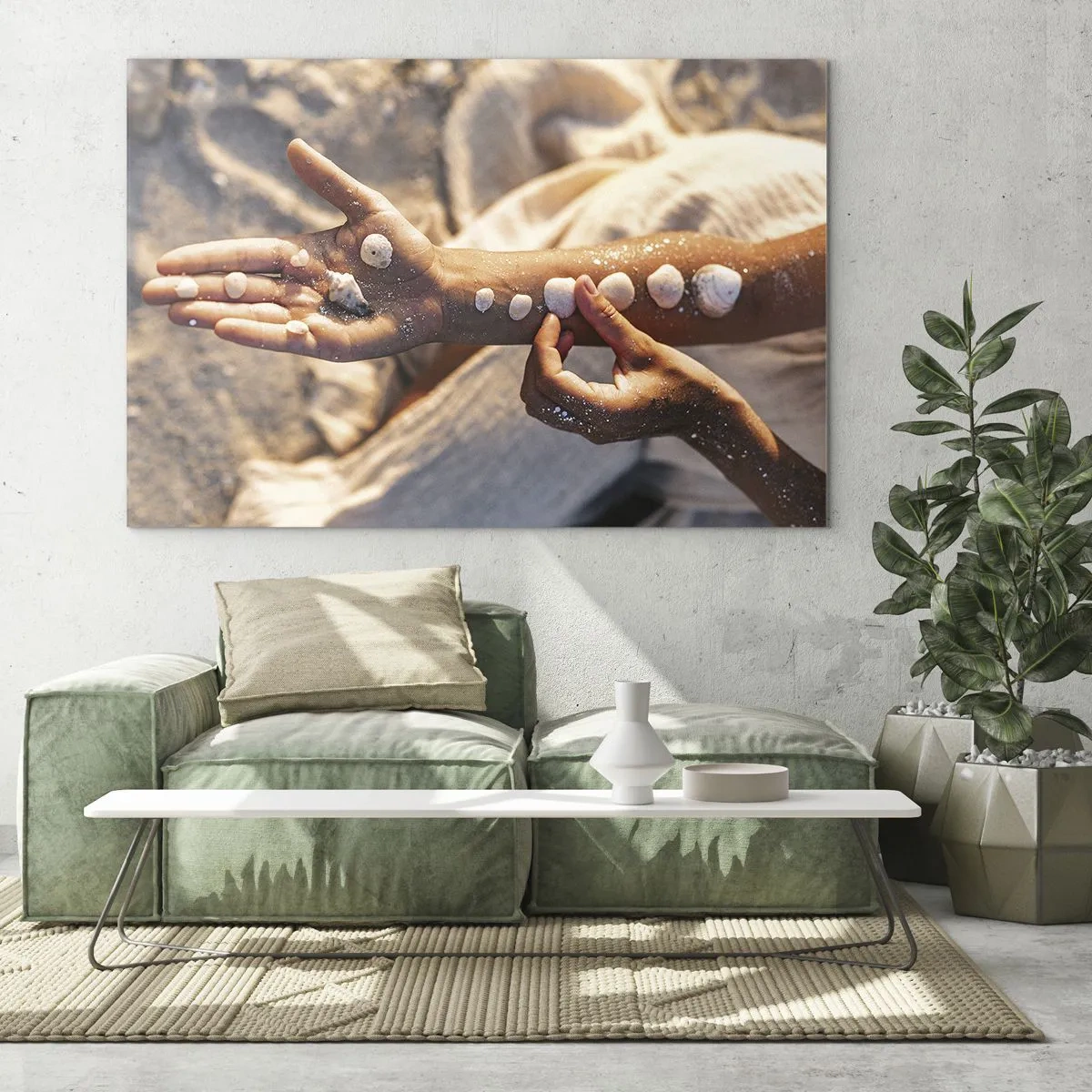 Üveg kép - Gyermek kezei kagylókkal, homok és szövet hátterén - 70x50cm - Szépség egy karnyújtásnyira - Modern fali dekoráció nappalihoz és hálószobához ARTTOR