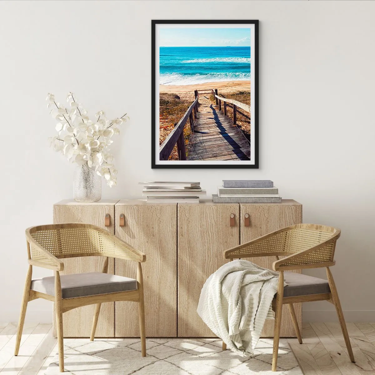 Poszter fehér keretben - Fából készült ösvény vezet a tengerpartra, ahonnan kilátás nyílik a tengerre - 50x70cm - Fuss! - Modern fali dekoráció nappalihoz és hálószobához ARTTOR