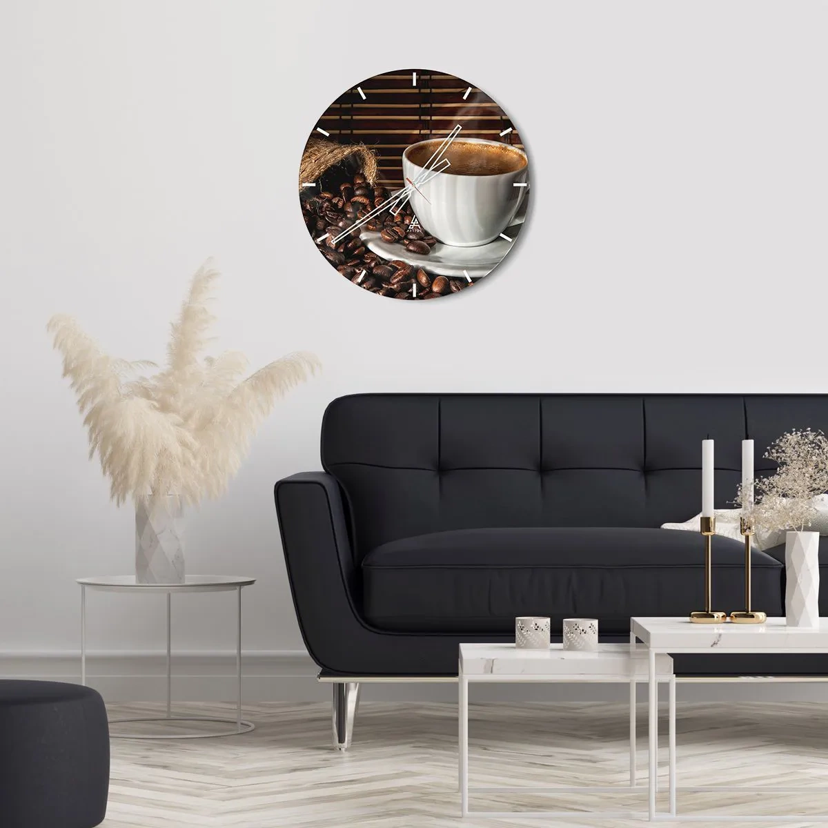 Falióra, Óra - Egy csésze kávé és szétszórt bab bambusz alapon - 30x30cm - A szén feketesége, a borostyán tisztasága - Modern fali dekoráció nappalihoz, konyhához és hálószobához ARTTOR