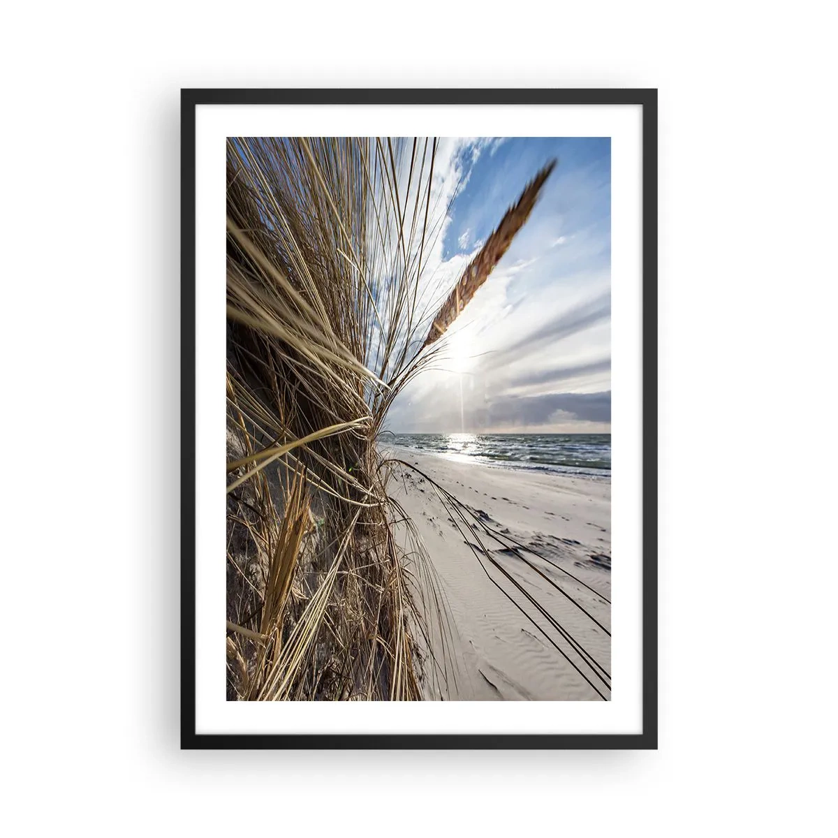 Poszter fehér keretben - Strand kilátással a tengerre és a napsütéses fűre - 50x70cm - Az elemek találkozása - Modern fali dekoráció nappalihoz és hálószobához ARTTOR