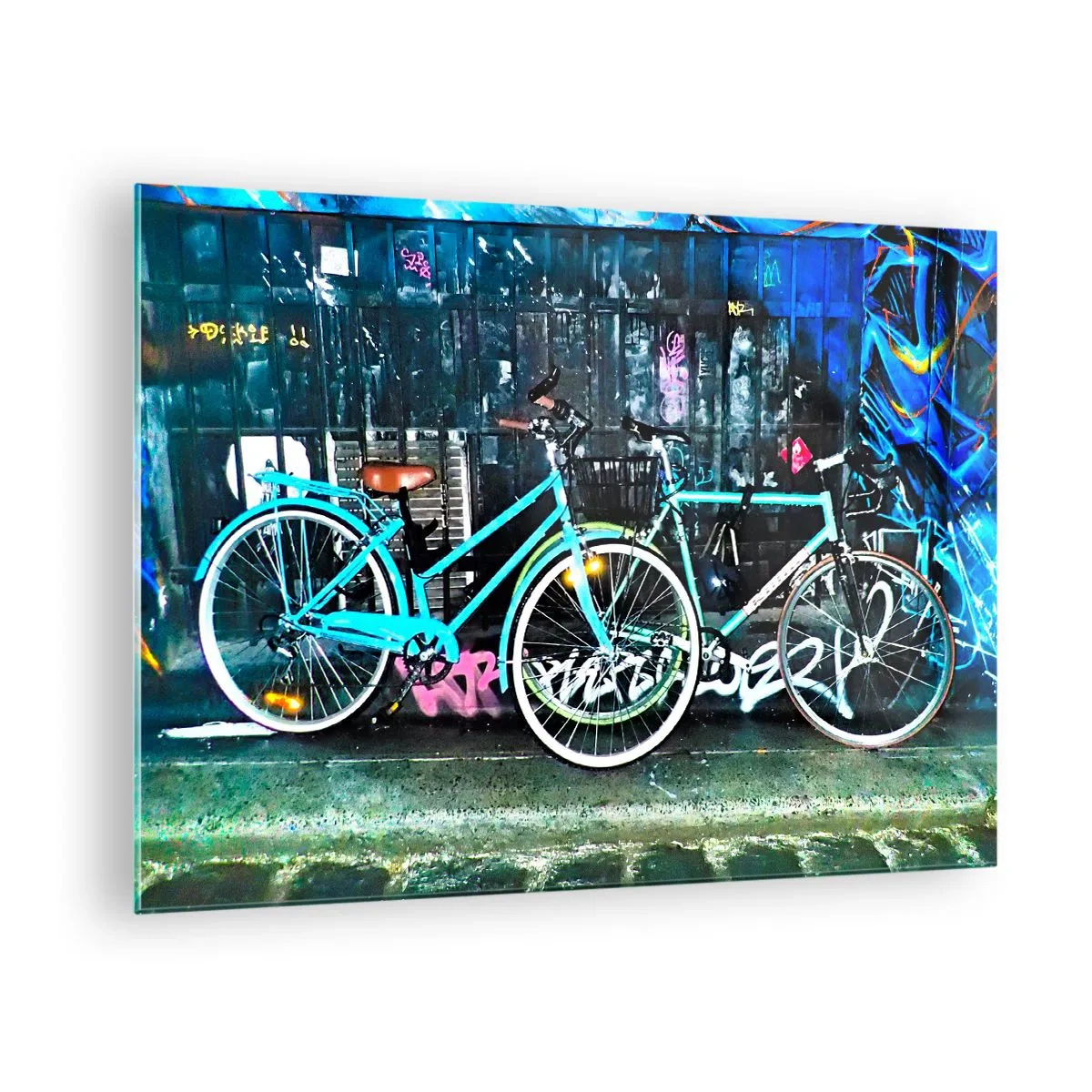 Üveg kép - Városi kerékpár graffiti és neonfény hátterében - 70x50cm - A város hív - Modern fali dekoráció nappalihoz és hálószobához ARTTOR