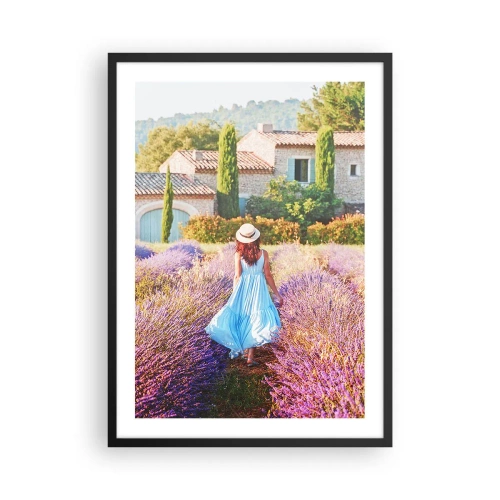 Poszter fehér keretben - Egy kék ruhás nő sétál át egy levendulamezőn. - 50x70cm - Levendula lány - Modern fali dekoráció nappalihoz és hálószobához ARTTOR