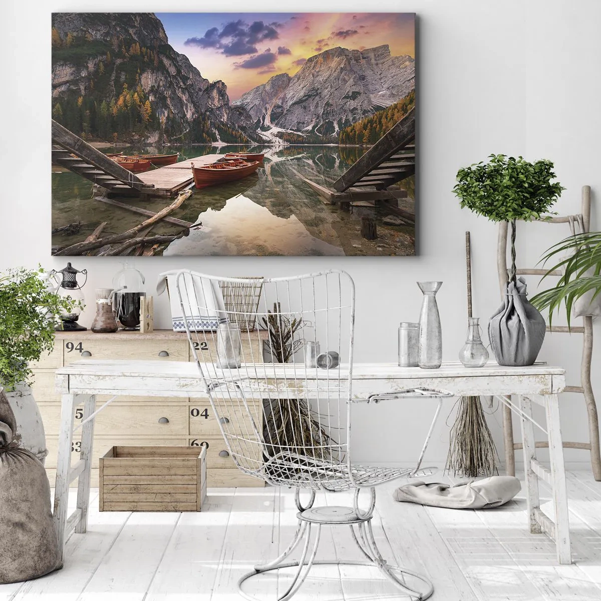 Vászonkép - Hegyi tó csónakokkal naplementekor - 70x50cm - A nap ígérete - Modern fali dekoráció nappalihoz és hálószobához ARTTOR