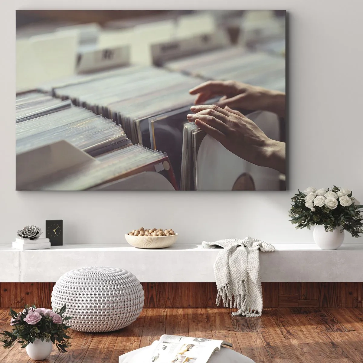 Vászonkép - Kezek nézegetik a bakelitgyűjteményt - 70x50cm - Érzelmeket keresése - Modern fali dekoráció nappalihoz és hálószobához ARTTOR