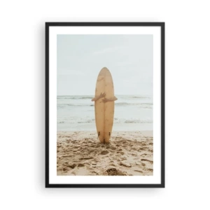 Poszter fehér keretben - Egy személy szörfdeszkát tart a kezében a tengerparton, kilátással a tengerre. - 50x70cm - Szeretettel a hullámok felé - Modern fali dekoráció nappalihoz és hálószobához ARTTOR