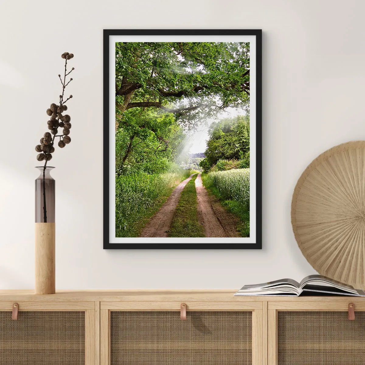 Poszter fehér keretben - Árnyékos földút, buja zöld fákkal és rétekkel körülvéve - 50x70cm - Et in Arcadia ego - Modern fali dekoráció nappalihoz és hálószobához ARTTOR
