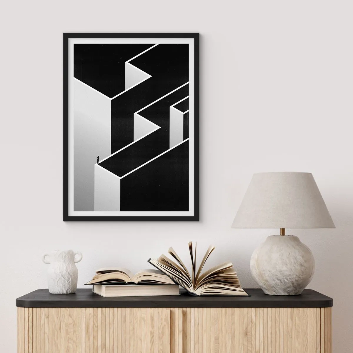 Poszter fehér keretben - Minimalista labirintus fekete-fehérben - 50x70cm - Magány a csúcson - Modern fali dekoráció nappalihoz és hálószobához ARTTOR
