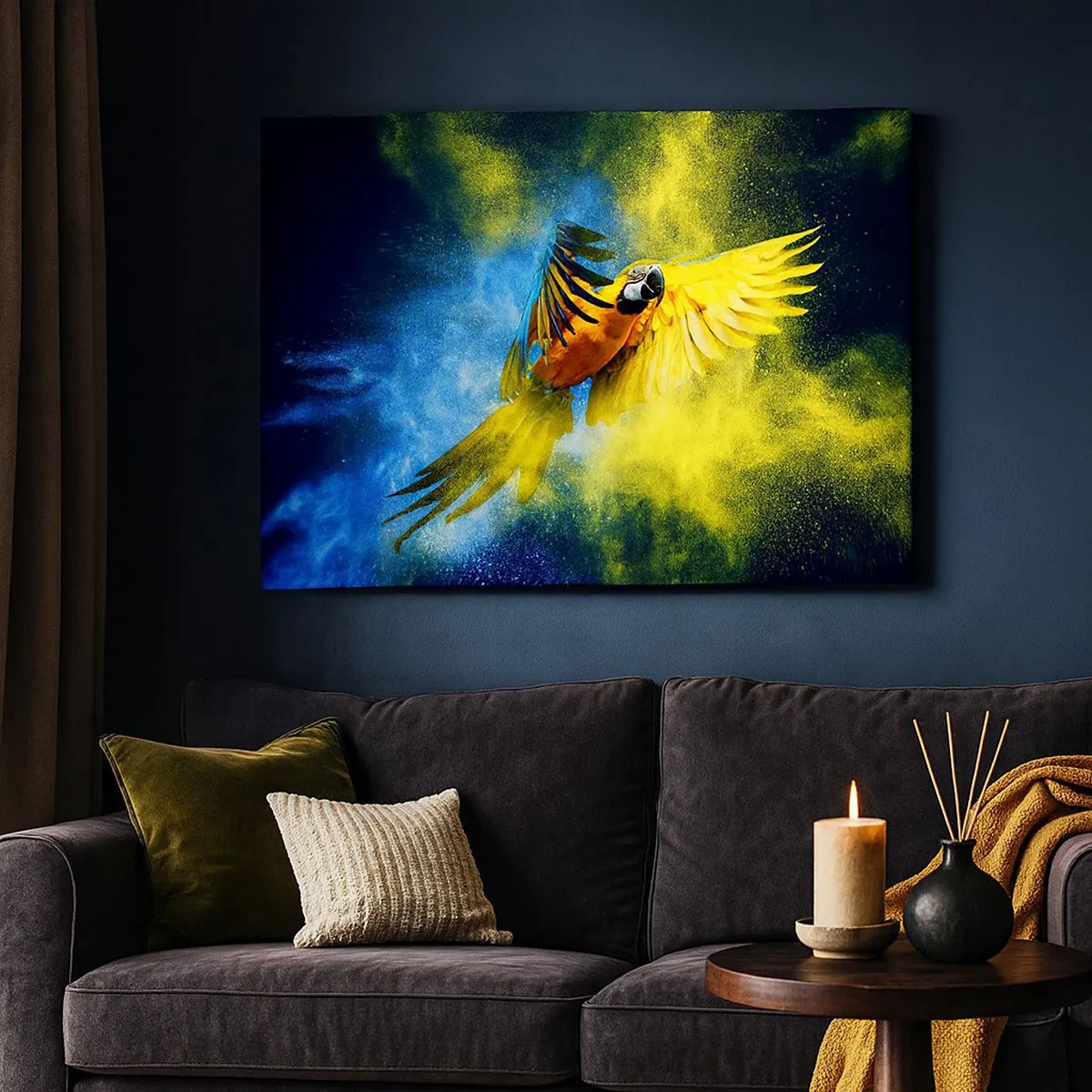 Vászonkép - Egy papagáj repülés közben, sárga és kék színű robbanások hátterében. - 70x50cm - A kék és arany porban - Modern fali dekoráció nappalihoz és hálószobához ARTTOR