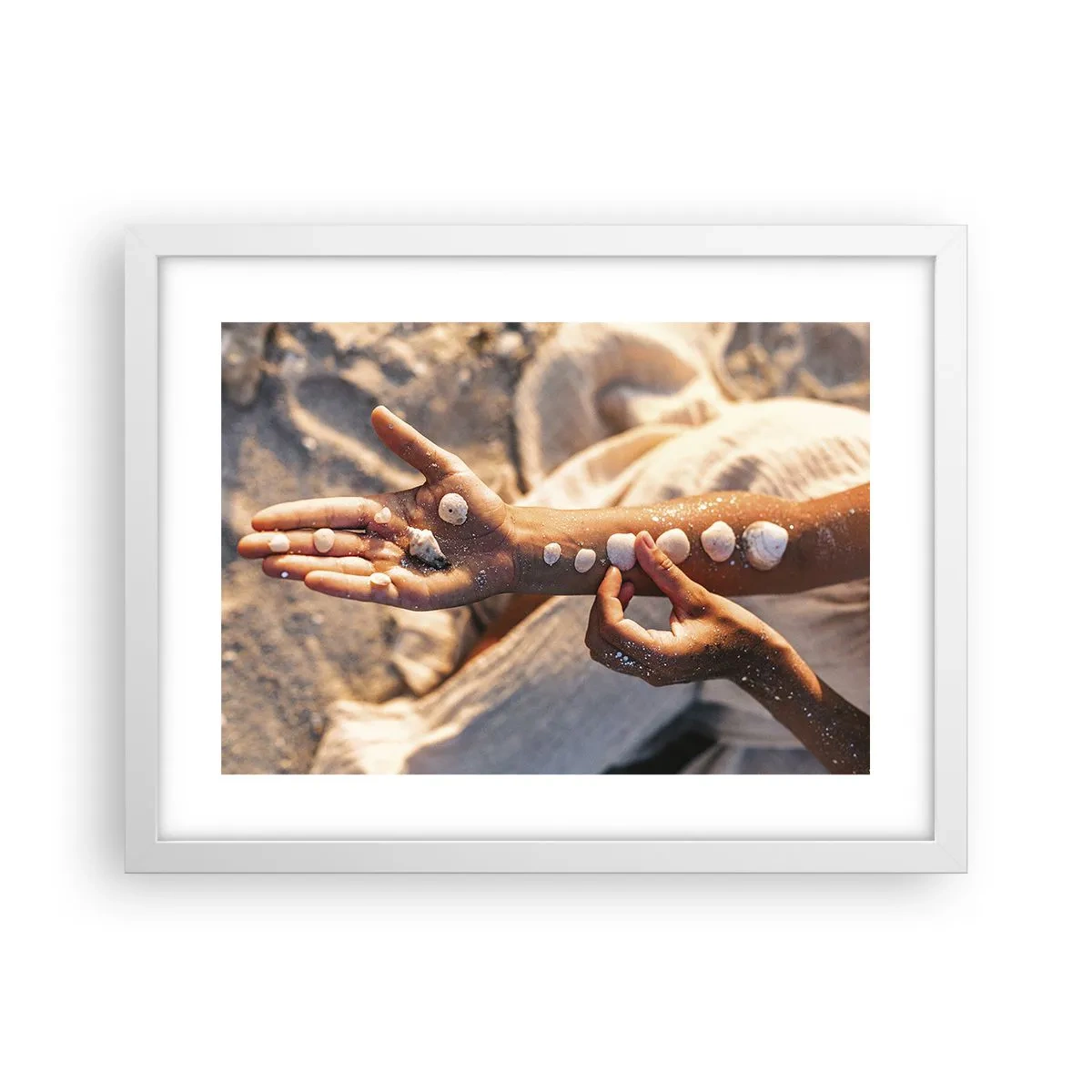 Poszter fekete keretben - Szépség egy karnyújtásnyira - 40x30 cm