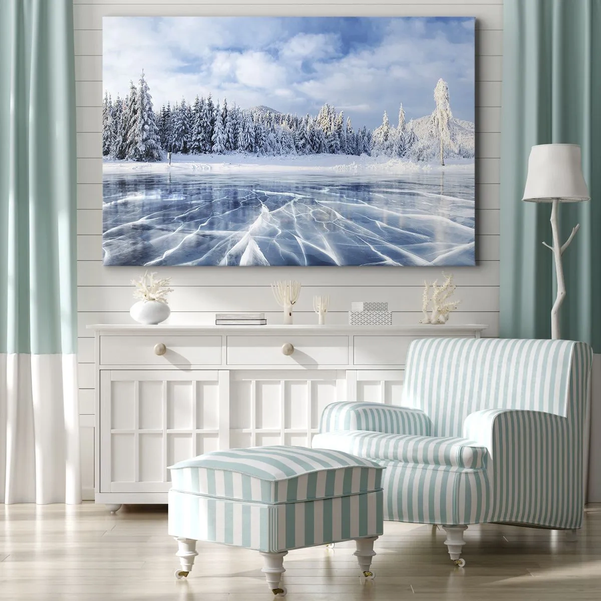 Vászonkép - Egy befagyott tó, amelyet hófödte erdő vesz körül - 70x50cm - Káprázatos és kristályos látvány - Modern fali dekoráció nappalihoz és hálószobához ARTTOR