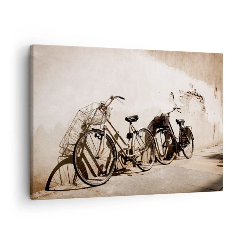 Vászonkép - Két bicikli egy régi retró stílusú falnak dőlve - 70x50cm - A múlt felejthetetlen varázsa - Modern fali dekoráció nappalihoz és hálószobához ARTTOR