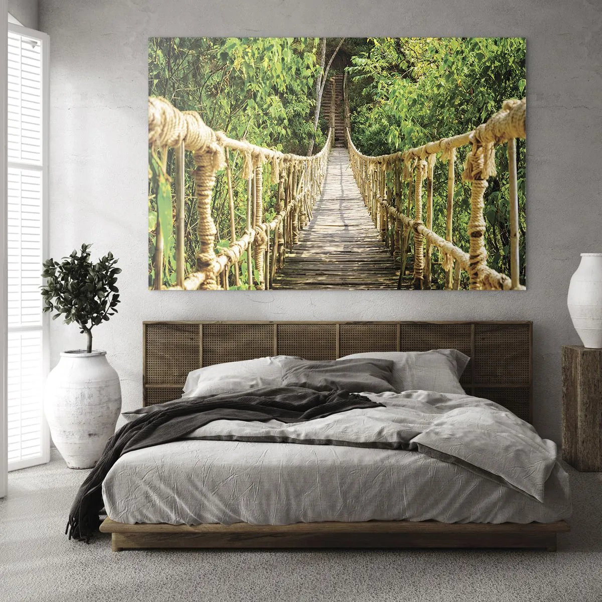 Üveg kép - Egy fából készült kötélhíd, buja növényzettel körülvéve - 70x50cm - Zöldben ragadva - Modern fali dekoráció nappalihoz és hálószobához ARTTOR