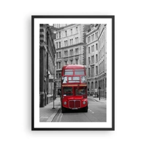 Poszter fehér keretben - Egy piros busz egy fekete-fehér londoni utcán - 50x70cm - A mindennapi életnek nem kell szürkének lennie - Modern fali dekoráció nappalihoz és hálószobához ARTTOR