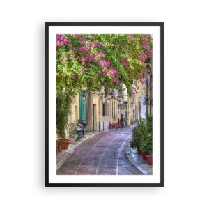 Poszter fehér keretben - Egy színes utca virágzó virágokkal és klasszikus építészettel - 50x70cm - Virágzó sikátor - Modern fali dekoráció nappalihoz és hálószobához ARTTOR