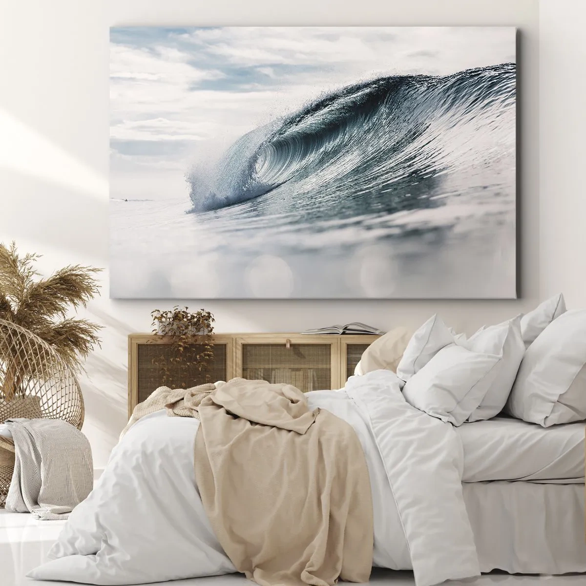 Vászonkép - Egy tengeri hullám dinamikus pillanatban megörökítve az ég előtt - 70x50cm - Vízcsúcs - Modern fali dekoráció nappalihoz és hálószobához ARTTOR