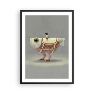 Poszter fehér keretben - Egy fantázia hal nyereggel és egy alakkal szürke háttér előtt - 50x70cm - A halas lovas - Modern fali dekoráció nappalihoz és hálószobához ARTTOR