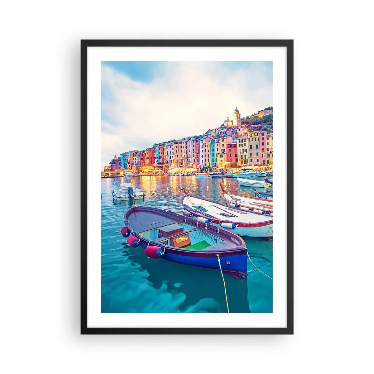 Poszter fehér keretben - Színes házak és hajók tengerparti környezetben - 50x70cm - Színes este a kikötőben - Modern fali dekoráció nappalihoz és hálószobához ARTTOR