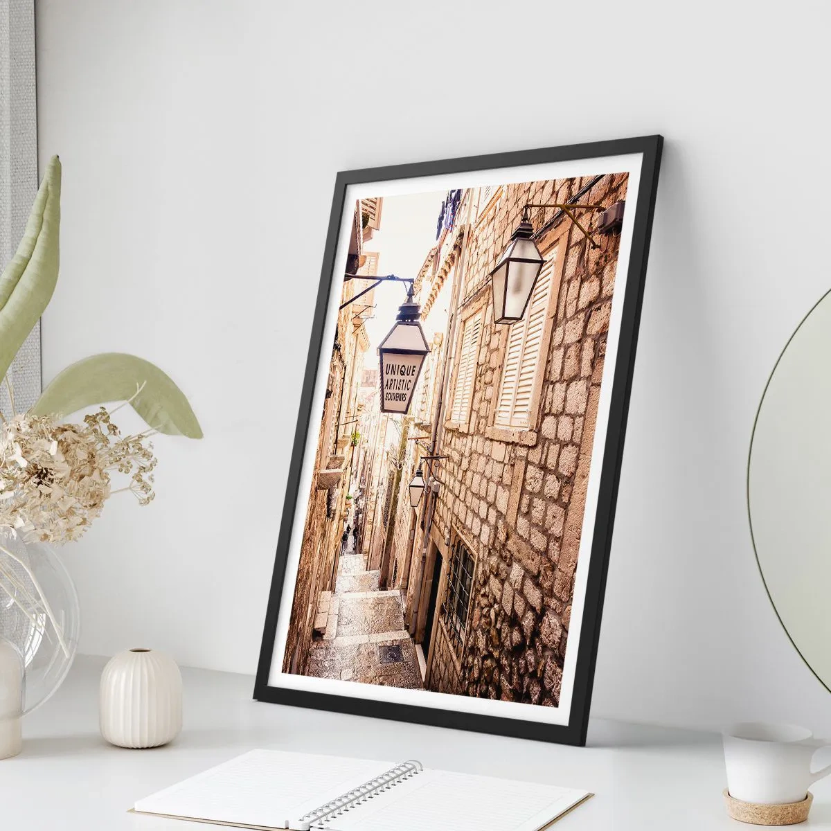 Poszter fehér keretben - Egy bájos kőutca lámpásokkal és lépcsőkkel - 50x70cm - Egy bájos mellékutca - Modern fali dekoráció nappalihoz és hálószobához ARTTOR