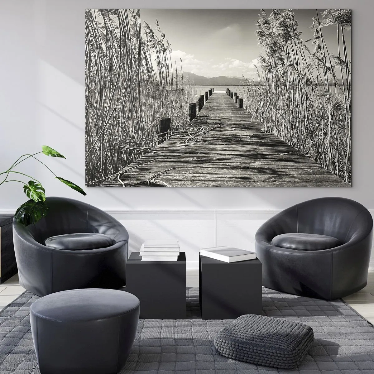 Üveg kép - Egy fahíd vezet át a fűben egy nyugodt tó felett. - 70x50cm - A fű csendjében - Modern fali dekoráció nappalihoz és hálószobához ARTTOR