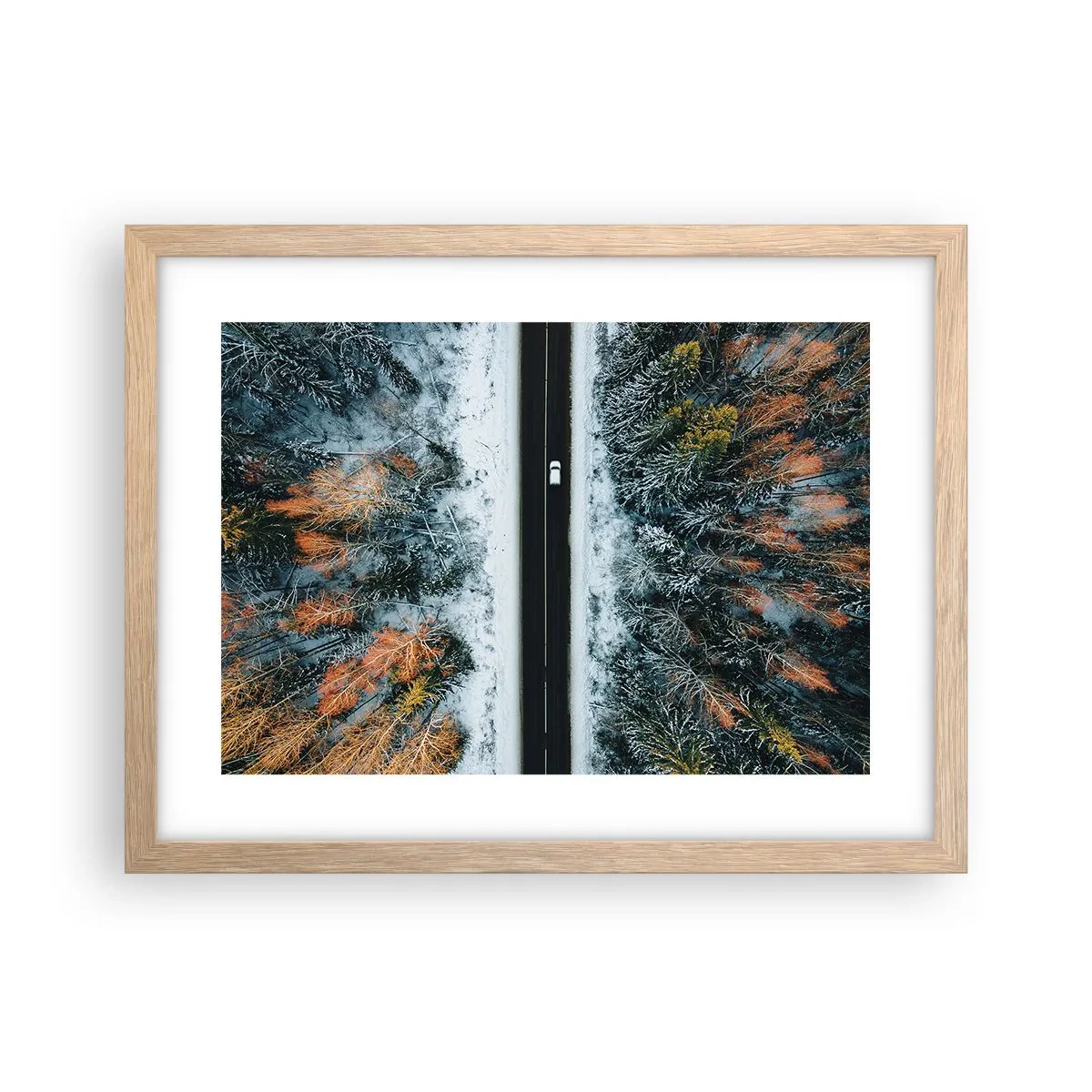 Poszter világos tölgy keretben - Átvágni a téli erdőn - 40x30 cm