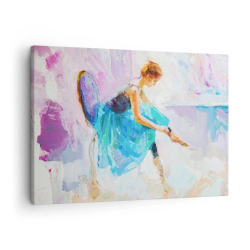Vászonkép - Egy balerina pasztell árnyalatokban készül táncolni. - 70x50cm - Kimondhatatlan kecsesség, finom báj - Modern fali dekoráció nappalihoz és hálószobához ARTTOR