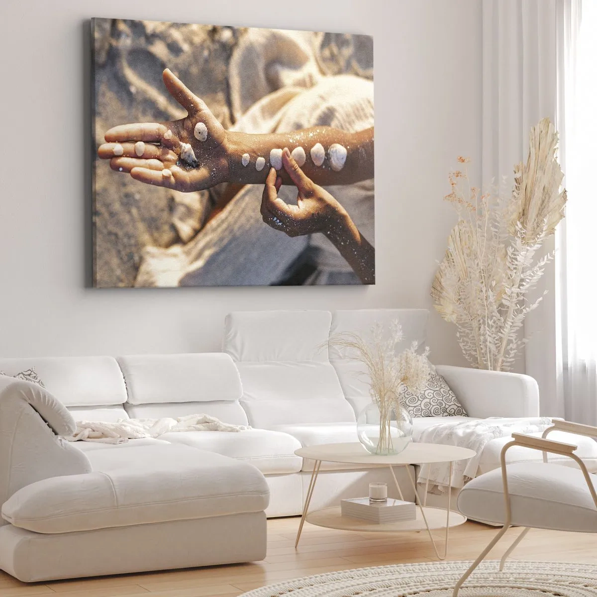 Vászonkép - Kezek kagylókkal elrendezve a homokos háttéren - 70x50cm - Szépség egy karnyújtásnyira - Modern fali dekoráció nappalihoz és hálószobához ARTTOR