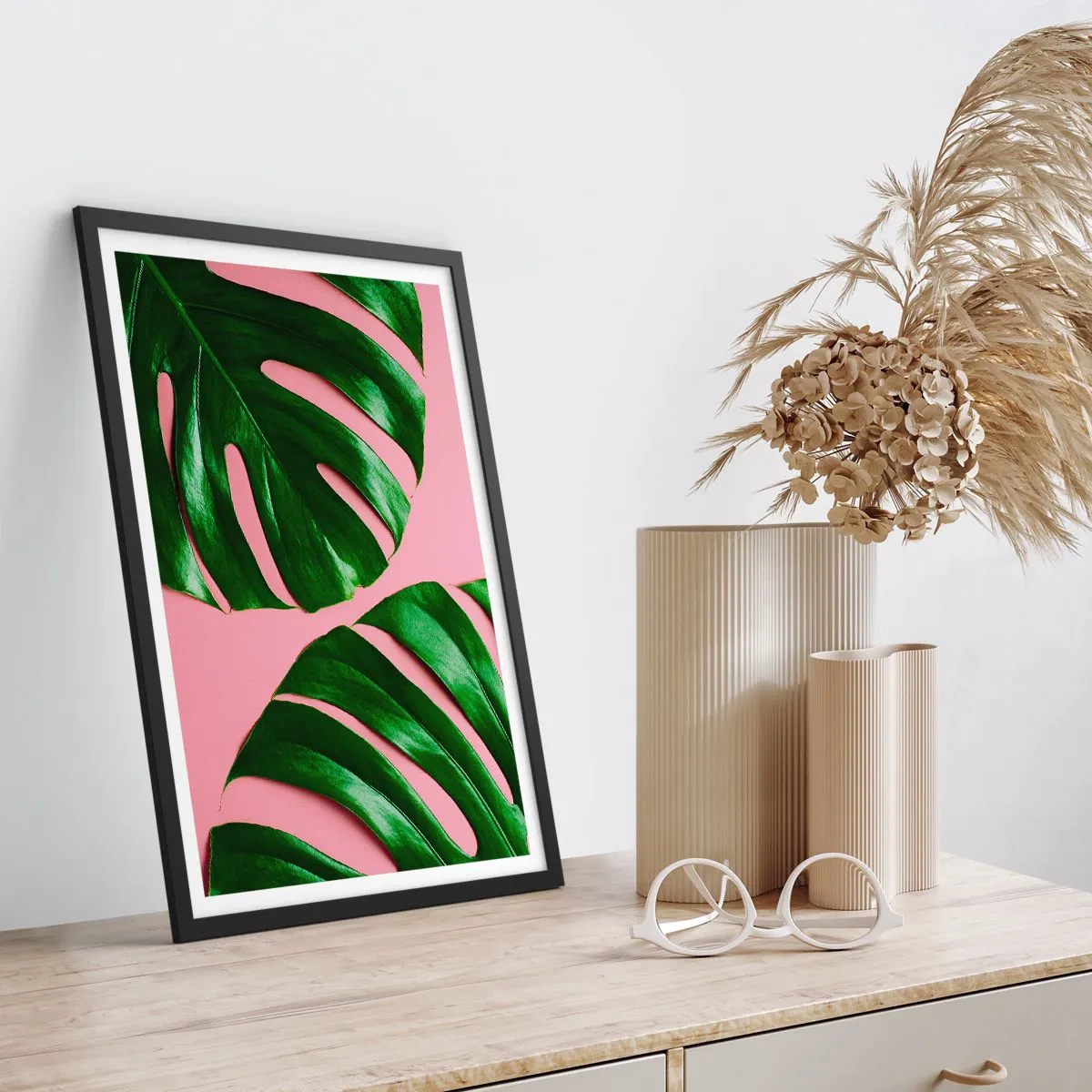 Poszter fehér keretben - Monstera levelek rózsaszín háttéren minimalista stílusban - 50x70cm - Zöld rendez-vous - Modern fali dekoráció nappalihoz és hálószobához ARTTOR