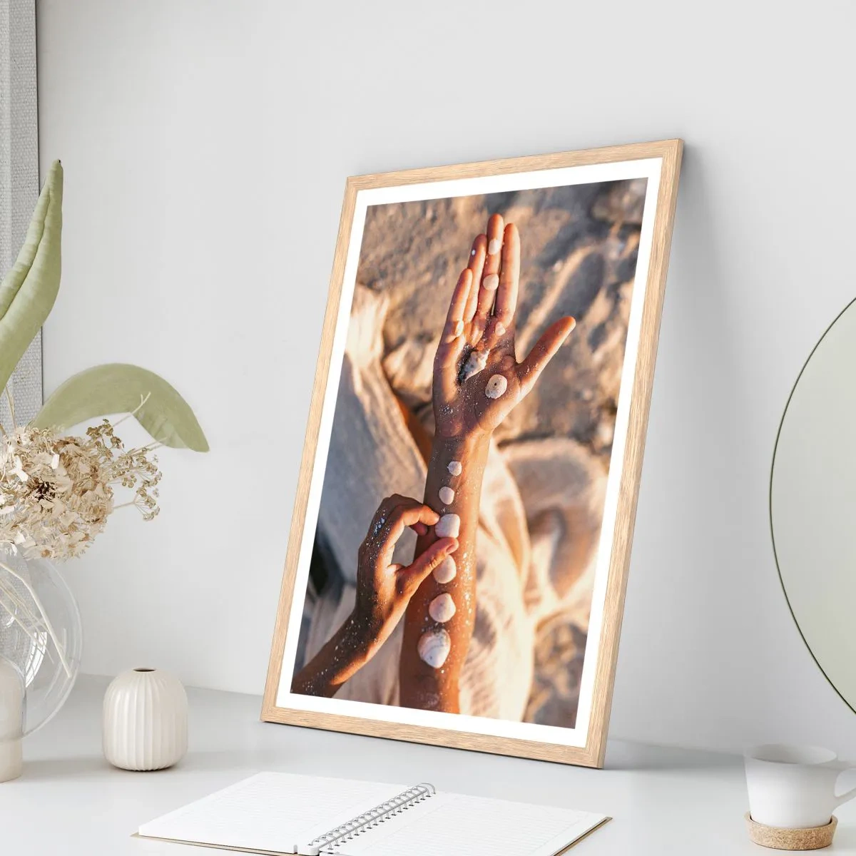 Poszter világos tölgy keretben - Szépség egy karnyújtásnyira - 70x100 cm