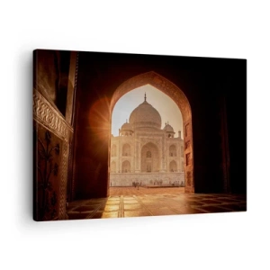 Vászonkép - A Taj Mahal a kapuívből látható napfényben - 70x50cm - A földöntúli szerelem emlékműve - Modern fali dekoráció nappalihoz és hálószobához ARTTOR