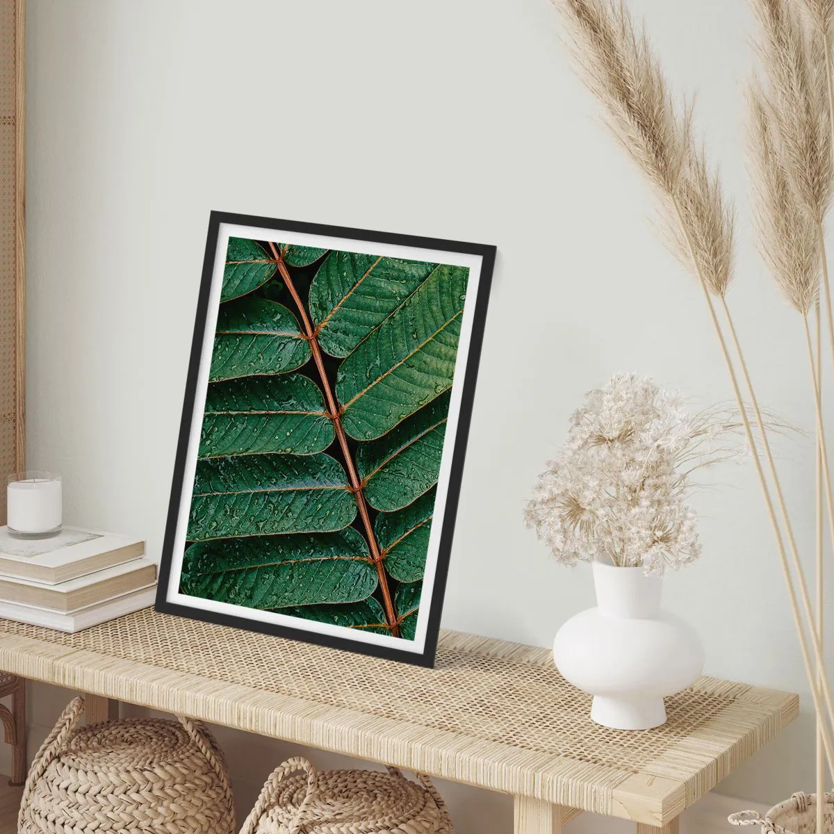 Poszter fehér keretben - Levelek vízcseppekkel, harmonikus kompozíciót alkotva - 50x70cm - Zöld ritmusban - Modern fali dekoráció nappalihoz és hálószobához ARTTOR