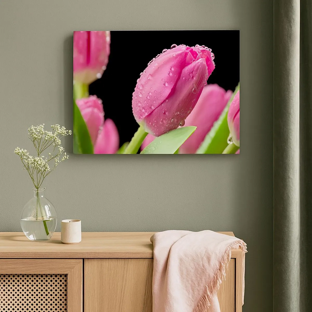 Vászonkép - Rózsaszín tulipán vízcseppekkel fekete alapon - 70x50cm - Lila álom a harmatban - Modern fali dekoráció nappalihoz és hálószobához ARTTOR